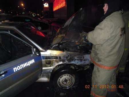 В Череповце подожгли полицейскую машину.