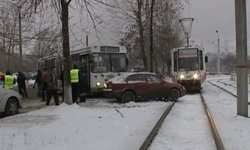 Неуправляемый автобус протаранил машины и перекрыл движение трамваев в Череповце