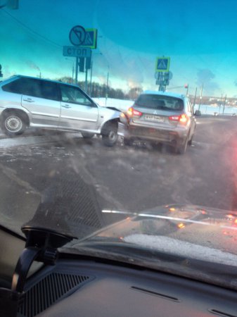 Авария на светофоре у октябрьского моста в сторону города 28.12.2015